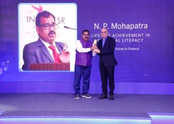 N.P. Mohapatra, Odisha, former Chief General Manager of NABARD, receives the award from Dhiraj Relli, Managing Director & Chief Executive Officer of HDFC Securities Limited.