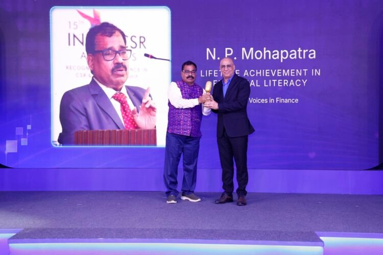 N.P. Mohapatra, Odisha, former Chief General Manager of NABARD, receives the award from Dhiraj Relli, Managing Director & Chief Executive Officer of HDFC Securities Limited.