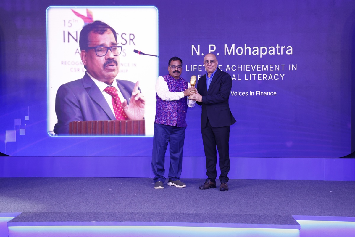 N.P. Mohapatra Gets Lifetime Honour at HDFC Securities Powerful Voices in Finance 2026 1 N.P. Mohapatra, Odisha, former Chief General Manager of NABARD, receives the award from Dhiraj Relli, Managing Director & Chief Executive Officer of HDFC Securities Limited.