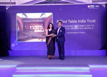 Veepul Bhutada, Trustee & National Treasurer of Round Table India, receives the award from Neetika Bhatia, CHRO, HDFC Securities Limite