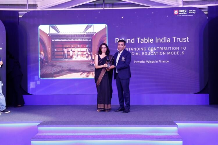 Veepul Bhutada, Trustee & National Treasurer of Round Table India, receives the award from Neetika Bhatia, CHRO, HDFC Securities Limite