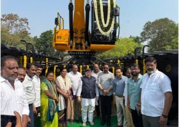 Autocracy Machinery Deploys Amphibious Excavator for Hussain Sagar Rejuvenation in Hyderabad