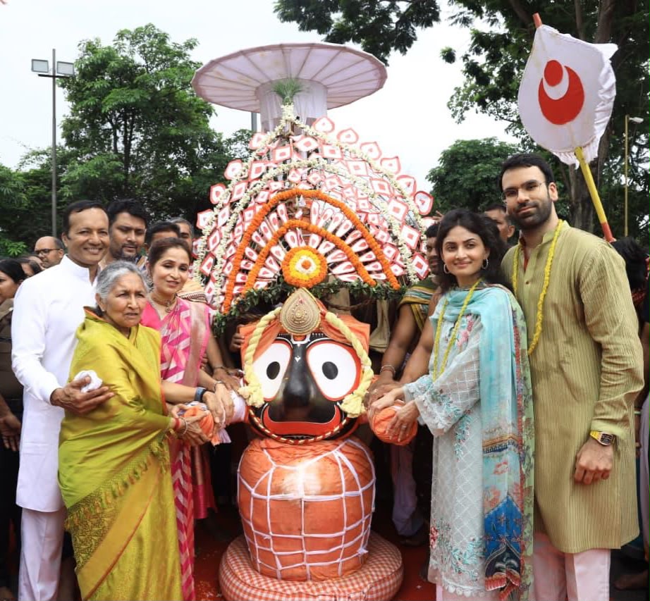 Naveen Jindal Family Offers Prayers at Bahuda Yatra in Jindal Nagar, Angul in Odisha 1 Jindal family offering prayers during Bahuda Yatra at Jindal Nagar in Angul