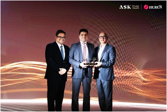 Alexander George Muthoot Conferred with Hurun India's Prestigious "Top 50 Successful Successor Award" 1 Alexander George Muthoot, Joint Managing Director, The Muthoot Group, receiving Hurun India's "Top 50 Successful Successor Award" at Hurun India Future Forum & Awards 2026, New Delhi.