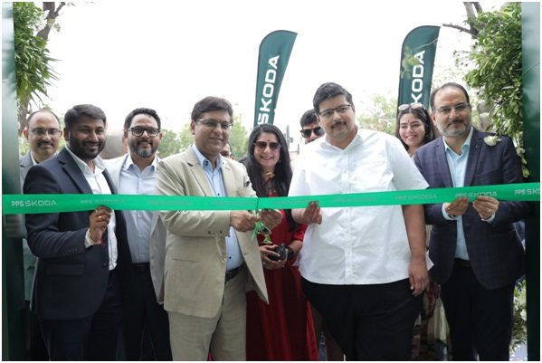 Left: Ashish Gupta, Škoda Auto India; Right: Rajiv Sanghvi, PPS Motors, at the inauguration of PPS Motors' first Ahmedabad dealership in Ahmedabad.