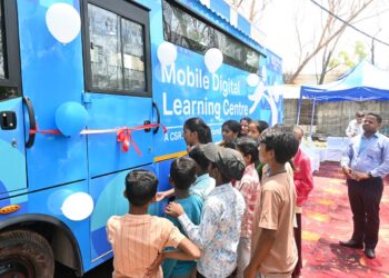 Children inaugurating the second Mobile Digital Learning Centre.