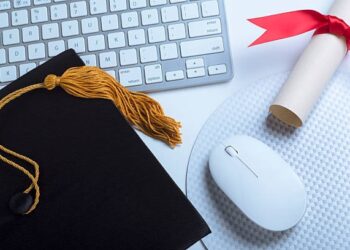 How Apna Advantage Helps Working Professionals Earn Online Degrees