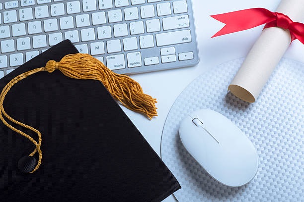 How Apna Advantage Helps Working Professionals Earn Online Degrees