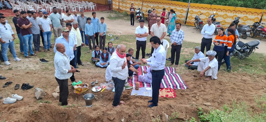 सीएसआर: हिंदुस्तान जिंक द्वारा विद्यालय खेल मैदान की चारदीवारी व विकास कार्य का भूमि पूजन 2 India CSR