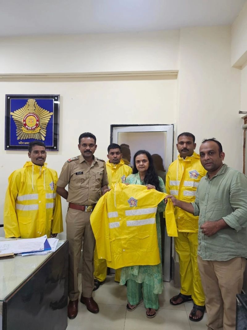 CSR: IIFL Foundation, Yashlok Welfare Foundation Provide Recycled PVC Raincoats to Mumbai Police 1 India CSR®
