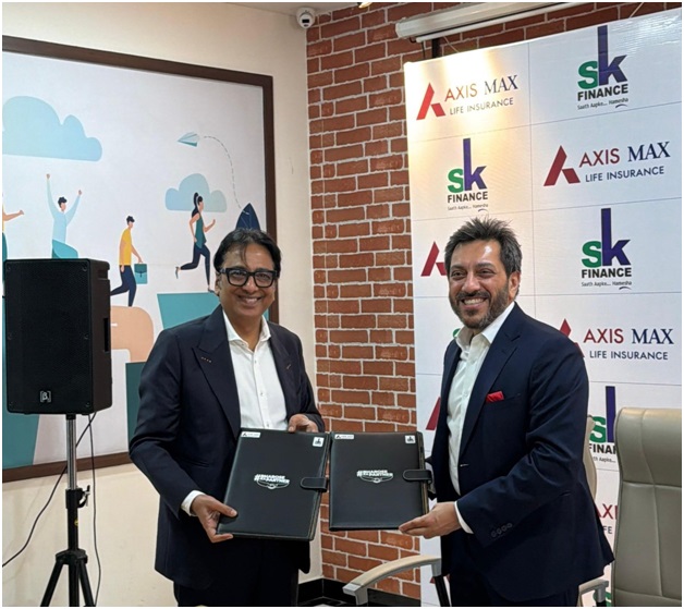 Axis Max Life Insurance Partners with SK Finance to Extend Credit Life Protection to Emerging Markets 1 Rajendra Setia, Managing Director, SK Finance and Sumit Madan, MD & CEO, Axis Max Life Insurance