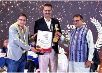 Dr. Rabindra Narayan Behera, Hon’ble MP, presents Galgotias University with the Excellence in Industry-Aligned Curriculum and Employability award at Elets Summit 2026.