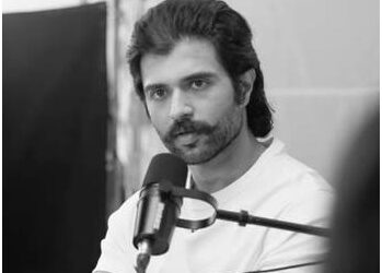 Vijay Deverakonda with UNHYPE’s VD Signature brand sells 10,000 signature routines in two weeks, generating Rs 1.3 crore in revenue.